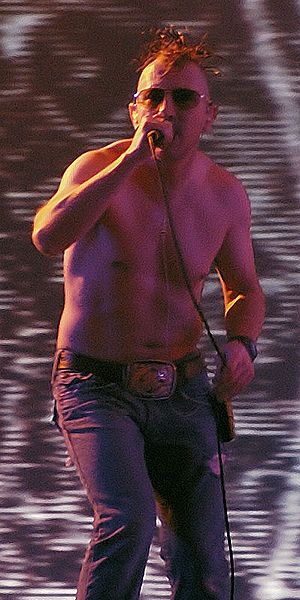 300px-Maynard_James_Keenan_Roskilde_1
